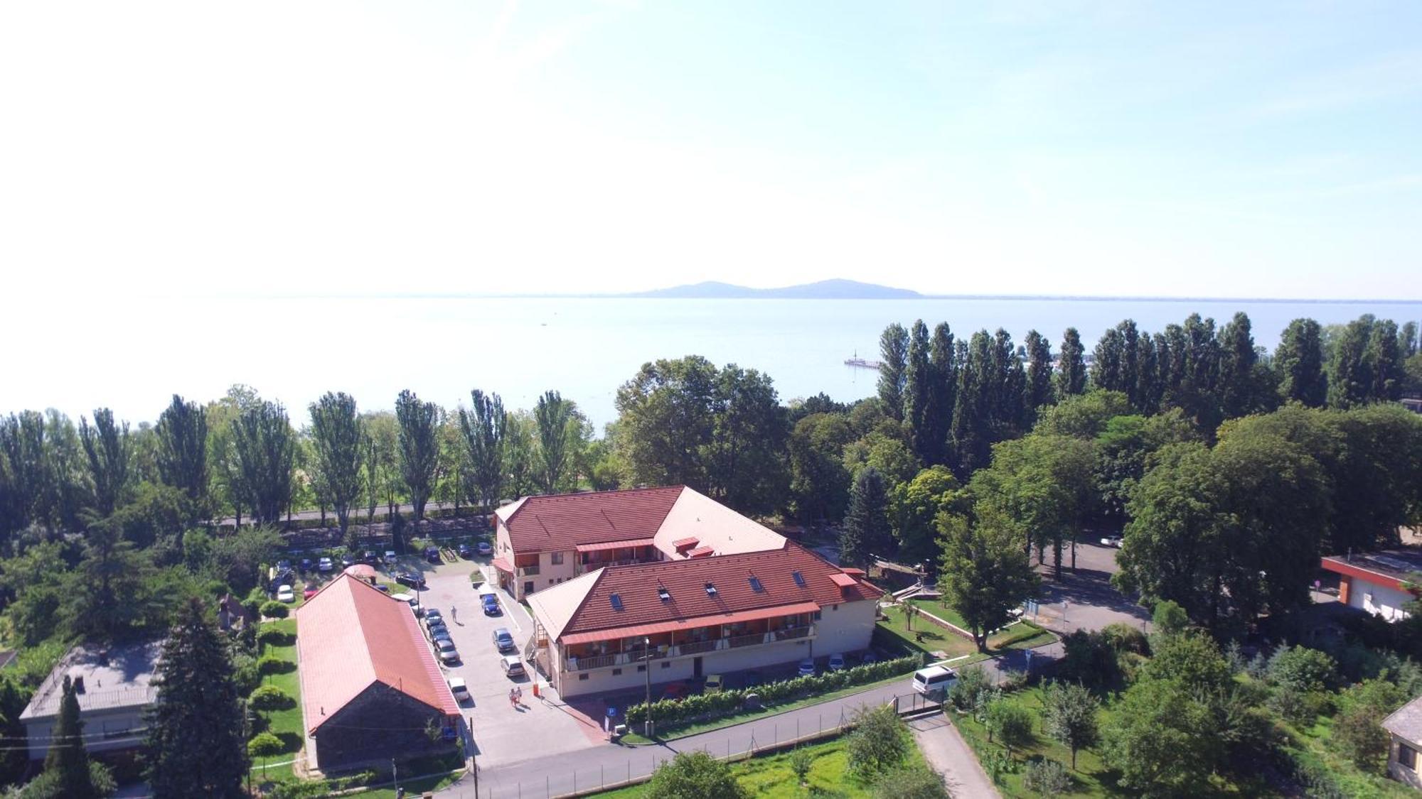 Hotel Halaszkert Badacsony Бадачоньтомай Экстерьер фото
